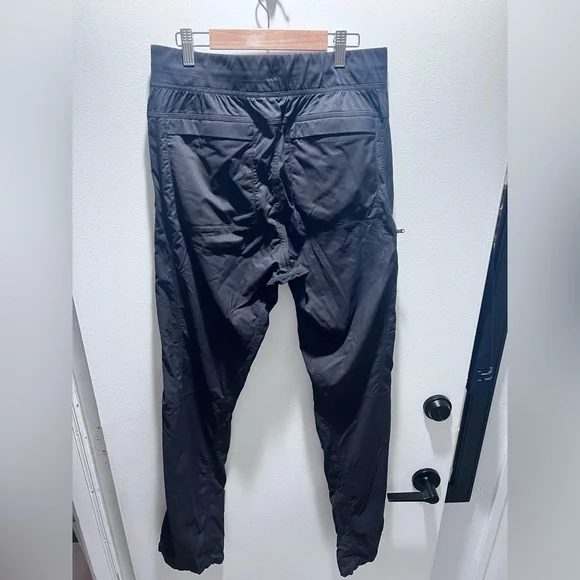 Lululemon Men’s Athletica Black Cargo Pants Relaxed Fit size Large EUC - Picture 5 of 7